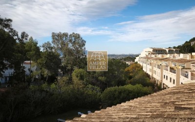 Spacious bungalow with a communal swimming pool and tennis court next to the golf club.